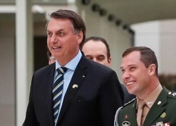 Cid pediu para que assessora de Bolsonaro pesquisasse possíveis compradores de Rolex