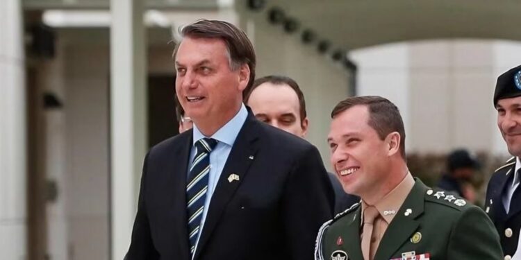 Cid pediu para que assessora de Bolsonaro pesquisasse possíveis compradores de Rolex