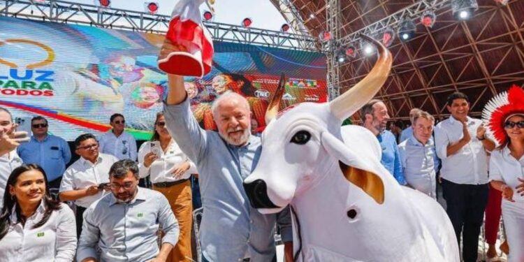 Lula assina decreto para importar energia da Venezuela