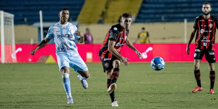 Vitória perde para o Londrina, deixa escapar liderança e quebra sequência invicta na Série B