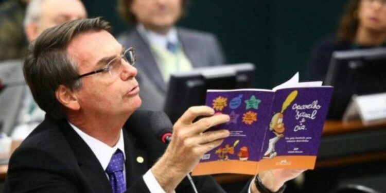 Em decisão unânime, TSE multa Bolsonaro em R$ 20 mil por vídeo sobre “kit gay”