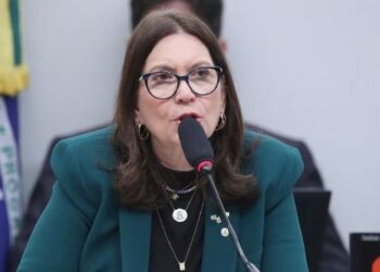 Bia Kicis não reconhece deputada e solicita que segurança retire ‘senhora de blazer’ de comissão