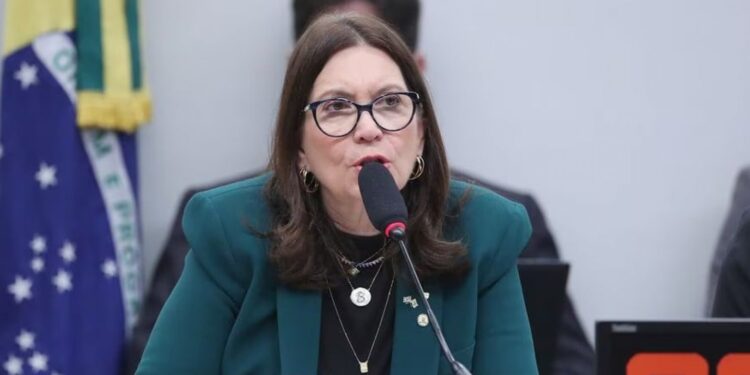 Bia Kicis não reconhece deputada e solicita que segurança retire ‘senhora de blazer’ de comissão