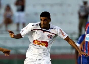 Atacante do Bahia de Feira morre durante treino