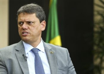 Após Tarcísio cogitar deixar Republicanos, PL abre as portas para governador de SP