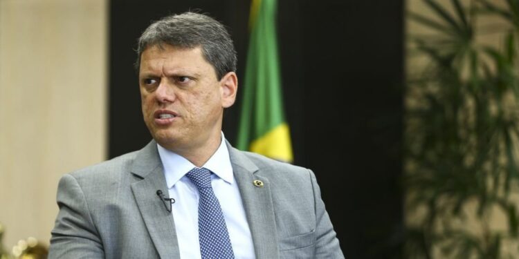 Após Tarcísio cogitar deixar Republicanos, PL abre as portas para governador de SP