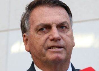 Bolsonaro doa R$100 mil a viúva de soldado da Rota