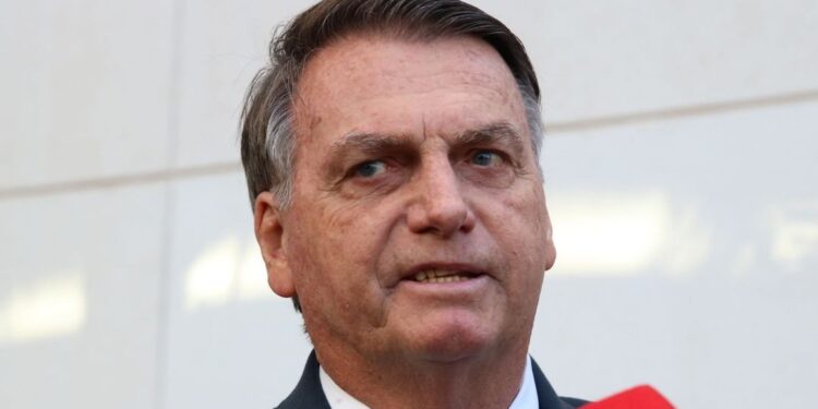 Bolsonaro doa R$100 mil a viúva de soldado da Rota