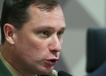 PF cumpre mandado de busca e apreensão na casa do pai de Mauro Cid