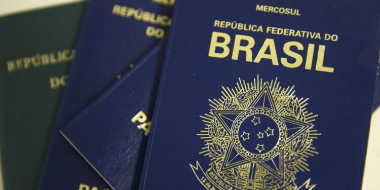 Deputado pede que passaporte de Jair e Michelle Bolsonaro sejam retidos