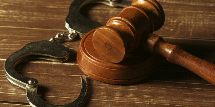 Maioria dos presos por tráfico de drogas é negra, pobre e sem envolvimento com facções criminosas, diz Ipea