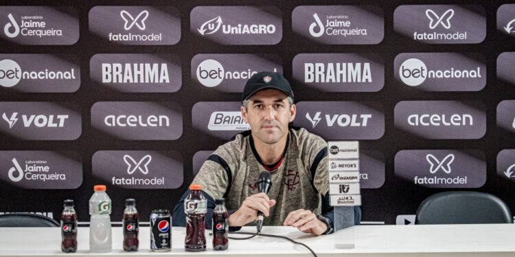 Léo Condé valoriza vitória sobre o Ceará em confronto “difícil”: “Tem um peso muito grande”