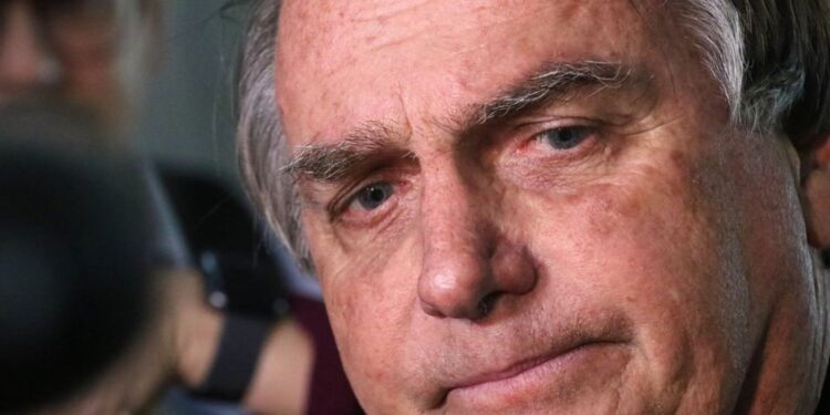 Bolsonaro evita explicar sobre joias nas redes sociais e alega que prisões têm o propósito de obter delação