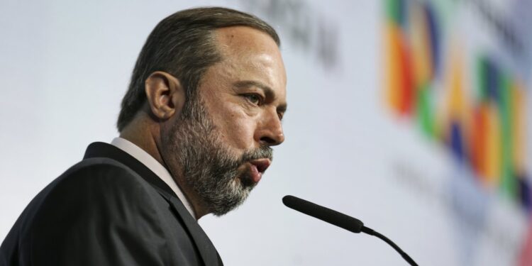 Ministro de Minas e Energia pede que PF e Abin apurem apagão nacional