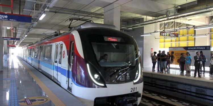 Tumulto no metrô de Salvador causa lentidão na linha 1; passageiros relatam assalto na estação Bom Juá