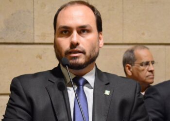 “Parem com esse negócio de prisão”, desabafa Carlos Bolsonaro sobre repercussão do caso das joias