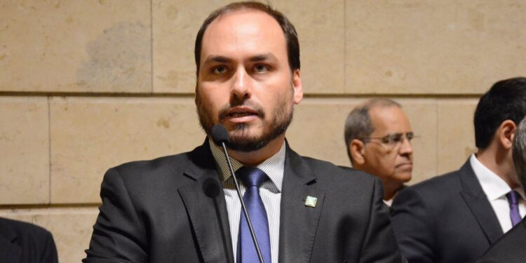 “Parem com esse negócio de prisão”, desabafa Carlos Bolsonaro sobre repercussão do caso das joias