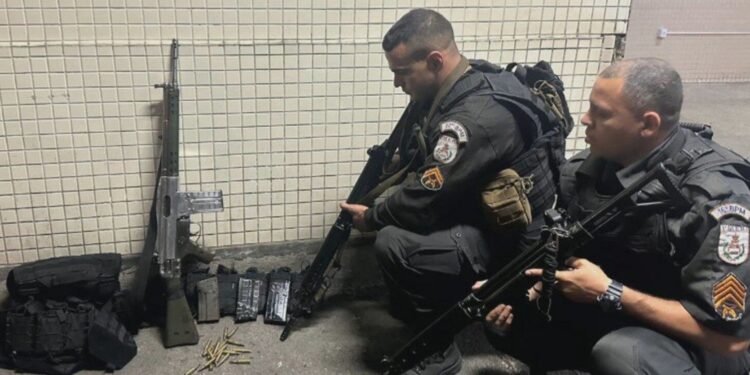 Governo do RJ vai pagar R$ 5 mil para policiais que apreenderem fuzis