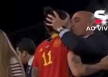 Cômite da Fifa abre processo contra presidente da Federação Espanhola, após beijo forçado em jogadora
