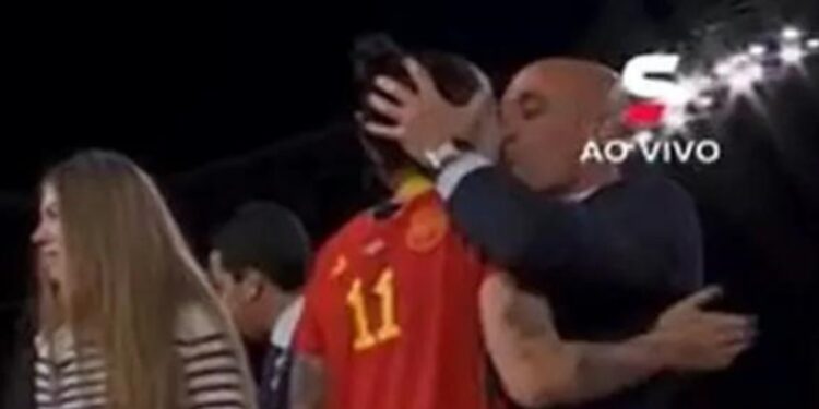 Cômite da Fifa abre processo contra presidente da Federação Espanhola, após beijo forçado em jogadora