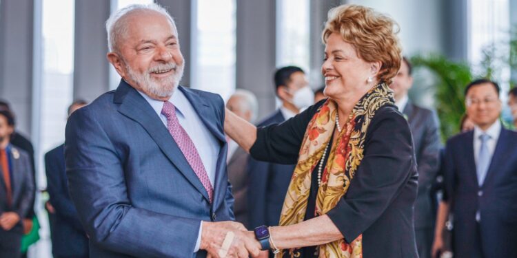 PT pretende articular devolução simbólica do mandato de Dilma Rousseff