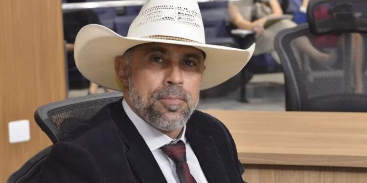 Deputado que assumiu ter financiado acampamentos bolsonaristas é alvo de operação da PF