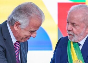 Ministro da Defesa pede a Lula aumento de salários dos militares