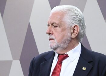 Para evitar discriminação, governo desistiu de propor proibição de militares em ministérios, diz Wagner