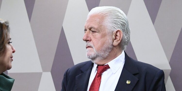 Para evitar discriminação, governo desistiu de propor proibição de militares em ministérios, diz Wagner