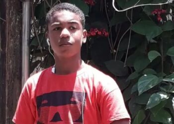 Voltando da escola, jovem tenta proteger amiga de tiroteio e acaba morto