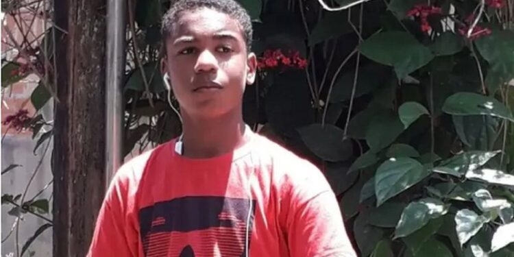 Voltando da escola, jovem tenta proteger amiga de tiroteio e acaba morto