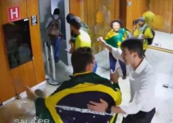 General flagrado conversando com golpistas preparou viagem de Lula na véspera de invasão