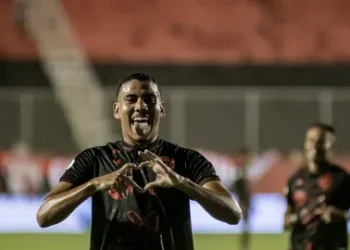 LÍDER! Vitória bate o ABC no “apagar das luzes” e volta ao topo da Série B