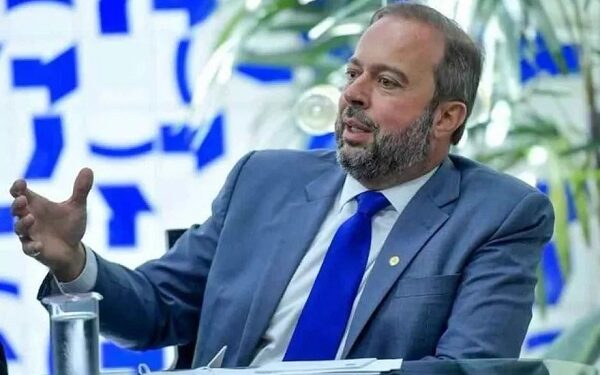 Após apagão, Câmara dos Deputados aprova audiência de ministro de Minas e Energia