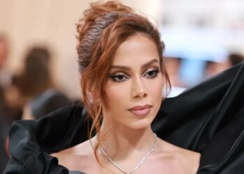 Anitta dá desconto milionário em mansão à venda há quase 1 ano