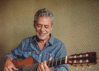 Aos 79 anos, Chico Buarque é submetido a cirurgia no joelho