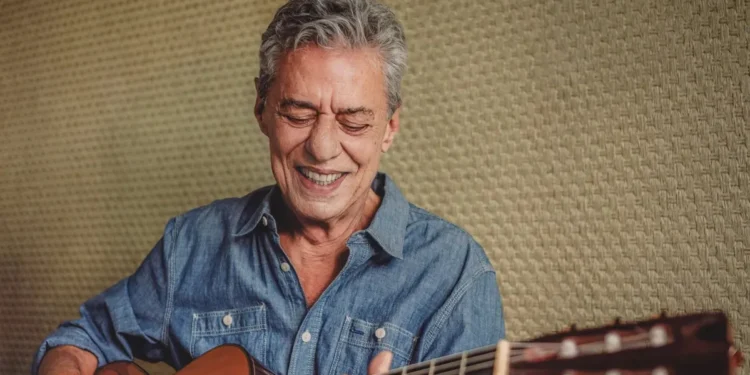 Aos 79 anos, Chico Buarque é submetido a cirurgia no joelho