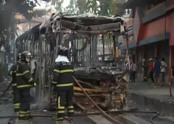 Após roubo, ônibus é incendiado por criminosos em bairro de Salvador