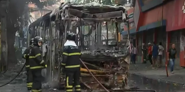 Após roubo, ônibus é incendiado por criminosos em bairro de Salvador