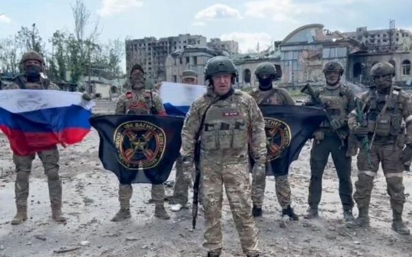 Avião cai na Rússia e dez morrem; Líder do Grupo Wagner estava na lista de passageiros