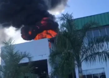 Bombeiros controlam incêndio em fábrica de refrigerantes em Alagoinhas