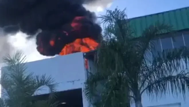 Bombeiros controlam incêndio em fábrica de refrigerantes em Alagoinhas