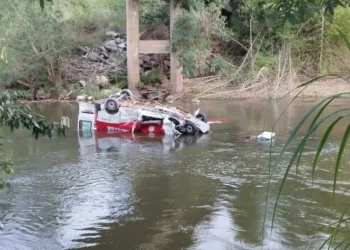 Caminhão do Corpo de Bombeiros cai em rio após acidente com carreta
