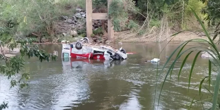 Caminhão do Corpo de Bombeiros cai em rio após acidente com carreta