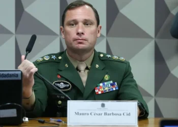 Cid fará confissão e admitirá ordem de Bolsonaro, diz defesa