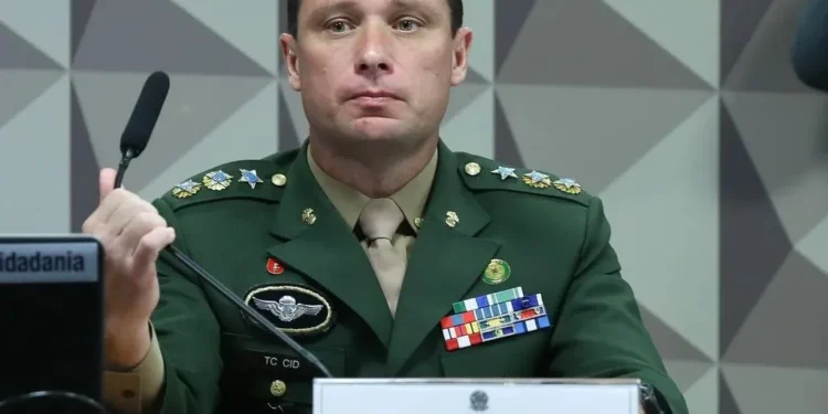 Cid fará confissão e admitirá ordem de Bolsonaro, diz defesa