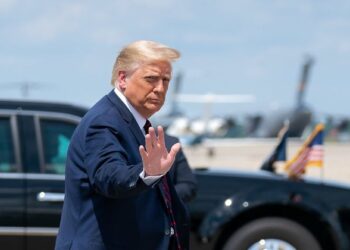 Ex-advogado de Trump e ex-prefeito de NY se entrega à Justiça