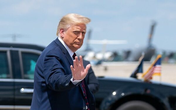 Ex-advogado de Trump e ex-prefeito de NY se entrega à Justiça