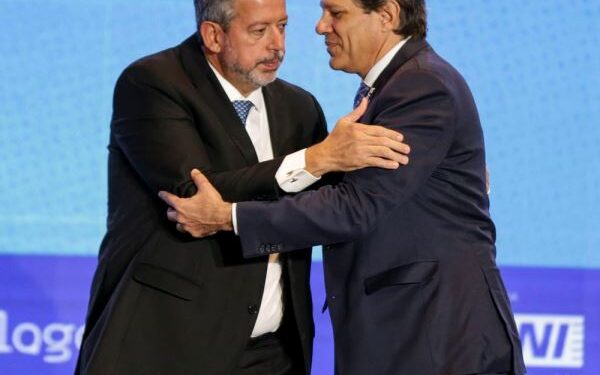 Haddad diz aguardar reunião de líderes para aparar arestas com Câmara