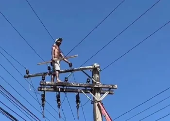 Homem sobe em poste para fugir da PM e deixa moradores sem luz